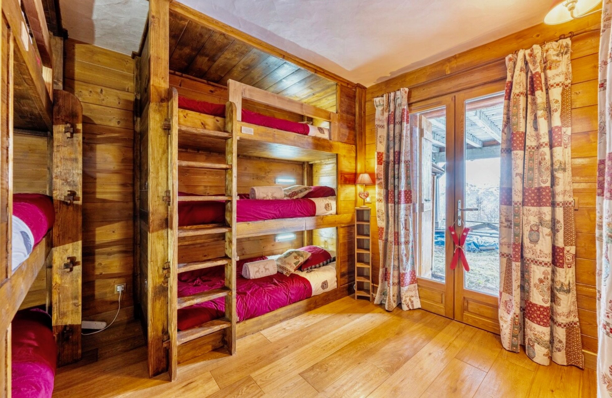 Chambre enfants et ses six lits superposés