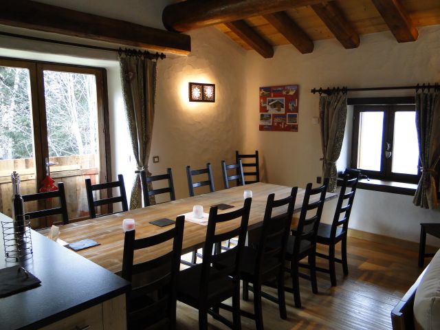La grande table de la salle à manger